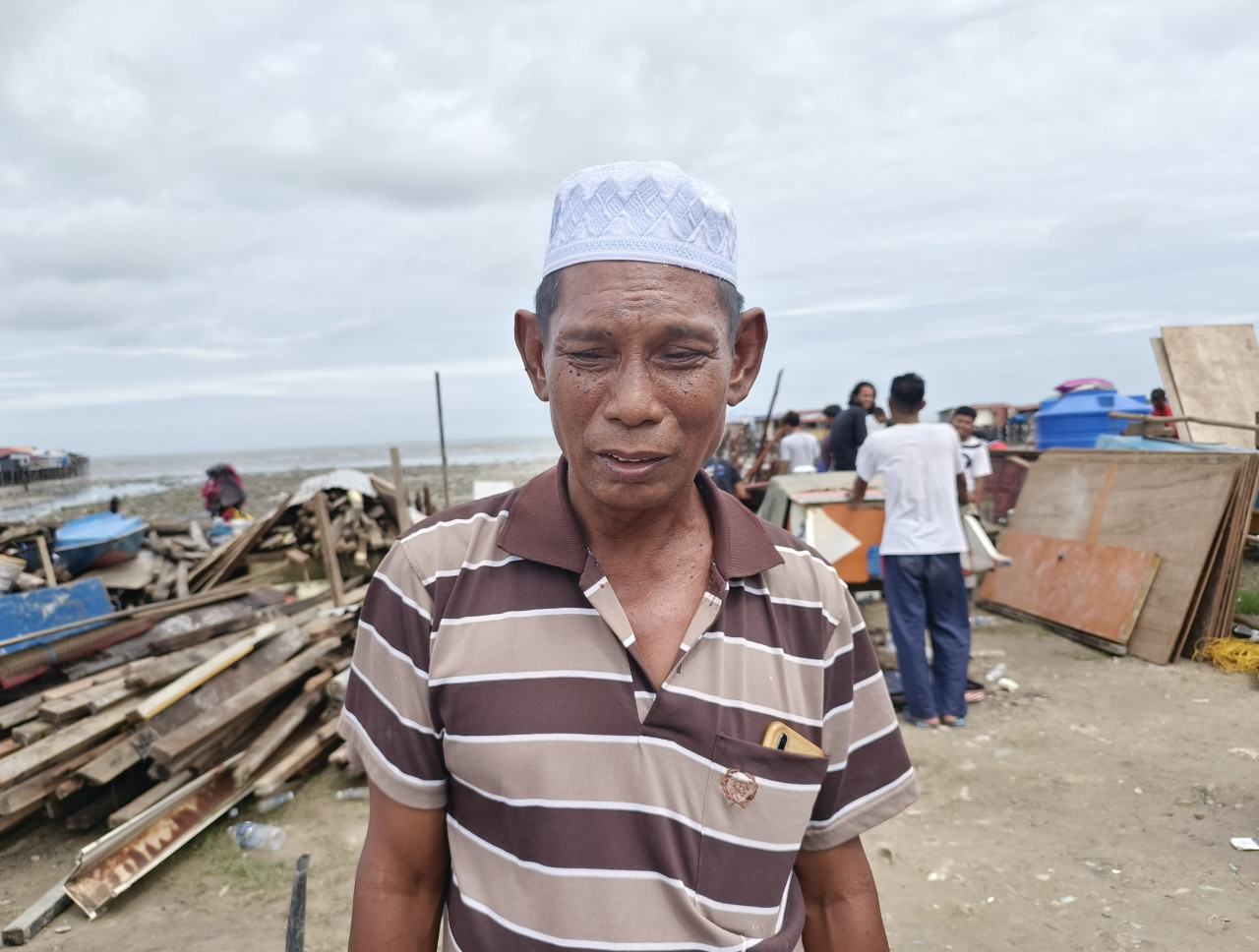 Haji Mohamad Dalil berharap kerajaan dapat menyediakan tempat tinggal buat penduduk Kampung Forest. - Gambar oleh Rebecca Chong