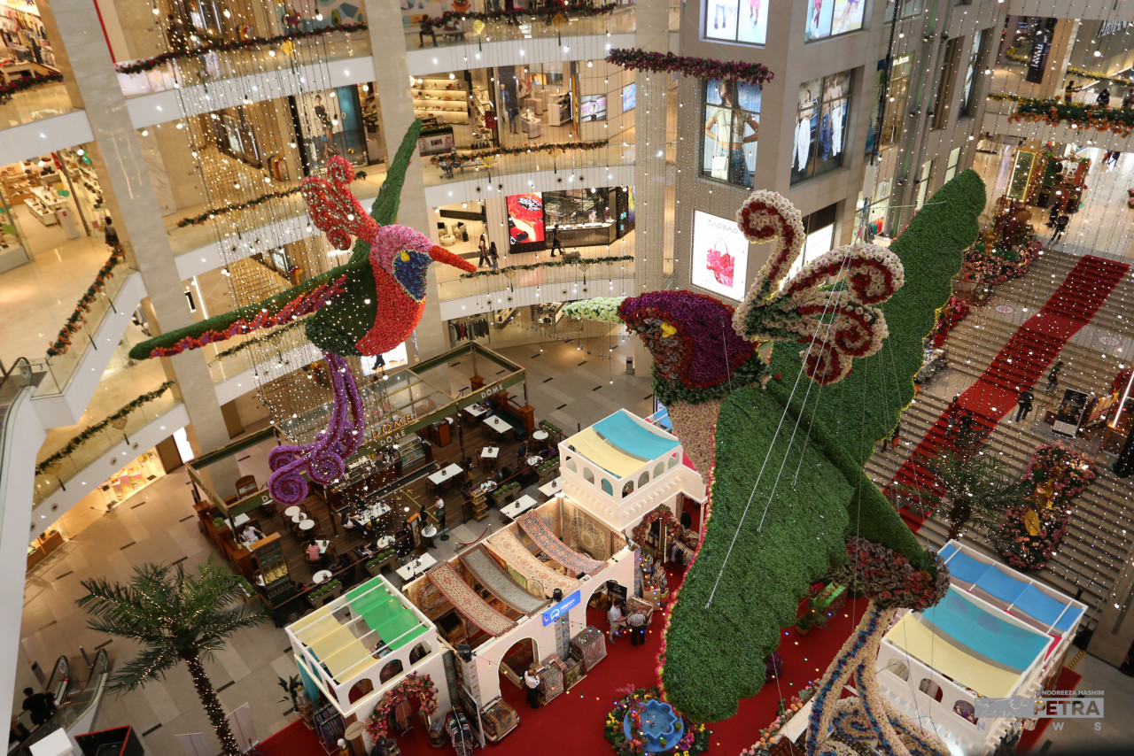 Kelihatan tidak banyak perhiasan menyambut kedatangan Aidilfitri di sebuah pusat membeli belah di Lembah Klang. - Gambar oleh Nooreeza Hashim