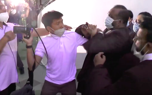 Tangkap layar kekecohan yang berlaku antara jurugambar Utusan Malaysia, Zulfadhli Zaki (kiri) dan peguam S. Suresh di Mahkamah Tinggi Shah Alam, semalam. 