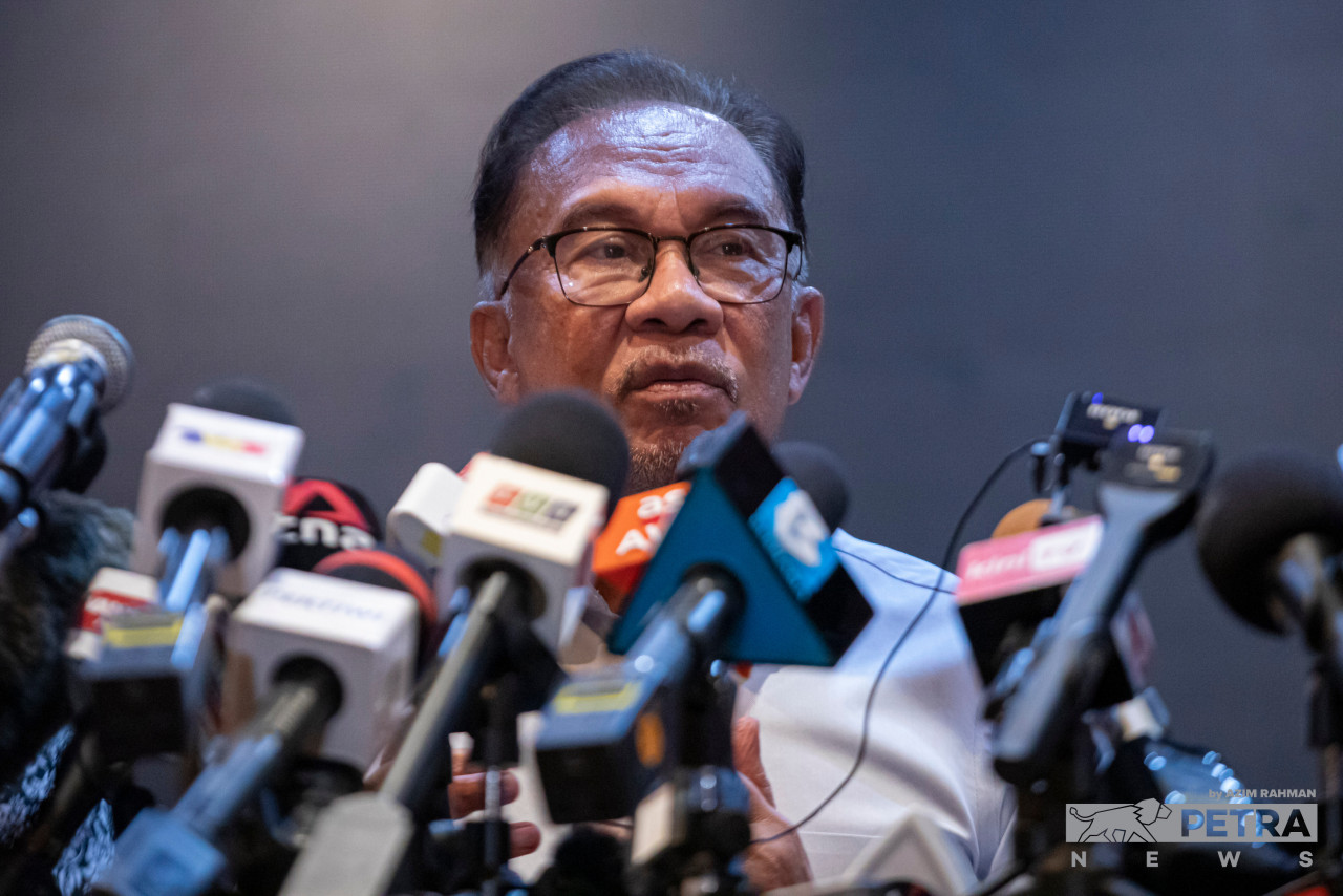 Anwar Ibrahim optimis kedua-dua pihak akan dapat membentuk kerajaan yang lebih telus dan demokratik demi kepentingan rakyat - Gambar oleh Azim Rahman