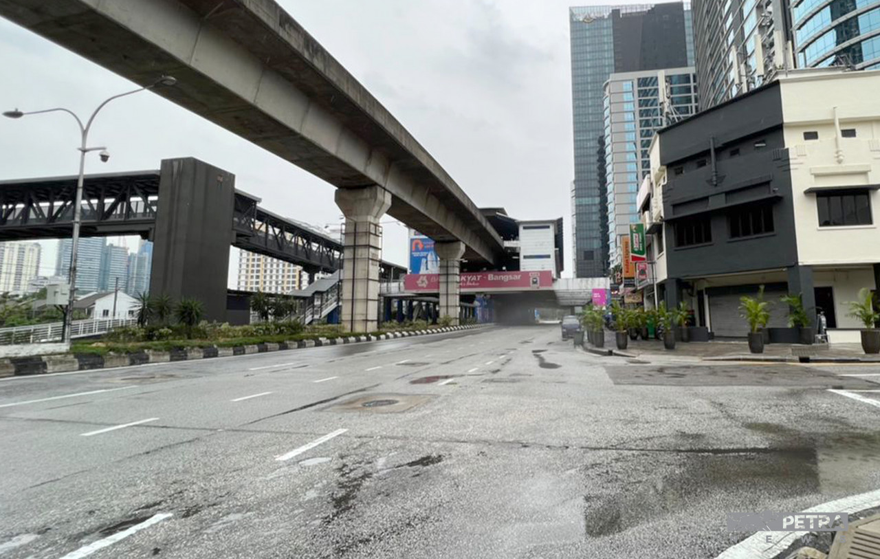 Suasana lengang di jalan sekitar Stesen LRT Bangsar.