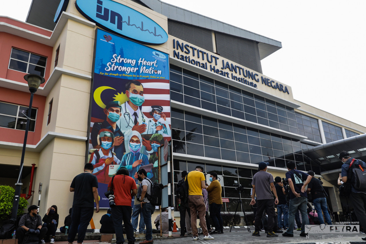 Pengamal media berkampung di depan IJN sejak 2 petang tadi bagi mengikuti status terkini kesihatan Dr. Mahathir Mohamad. - Gambar Sairien Nafis
