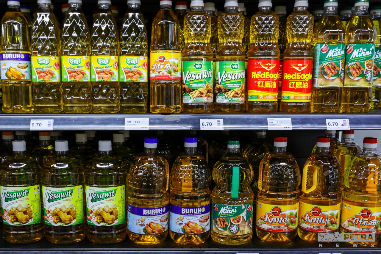 Kawalan harga siling ayam, telur ayam dan subsidi minyak masak botol bagi isipadu dua, tiga dan lima kg tidak akan diteruskan mulai 1 Julai ini. - Gambar oleh Alif Omar