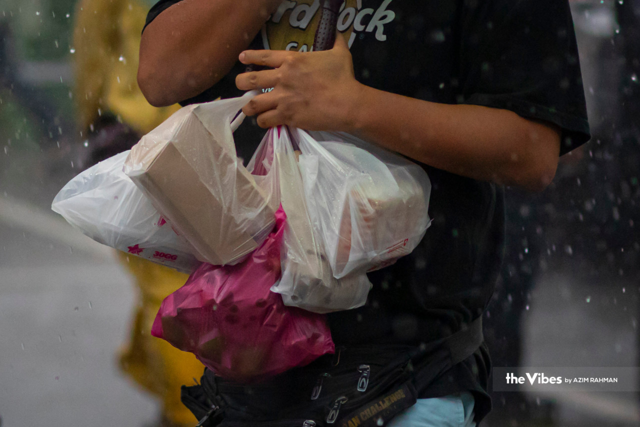 Hanya 19.5 peratus sisa plastik dunia telah dikitar semula, 25 peratus dibakar dan selebihnya dibuang ke laut sebagai sampah dalam tempoh 10 tahun belakangan ini. - Gambar oleh Azim Rahman