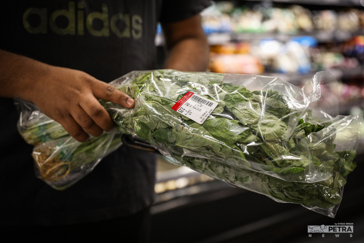 Peniaga merasakan kenaikkan harga sayur. - Gambar oleh Syeda Imran