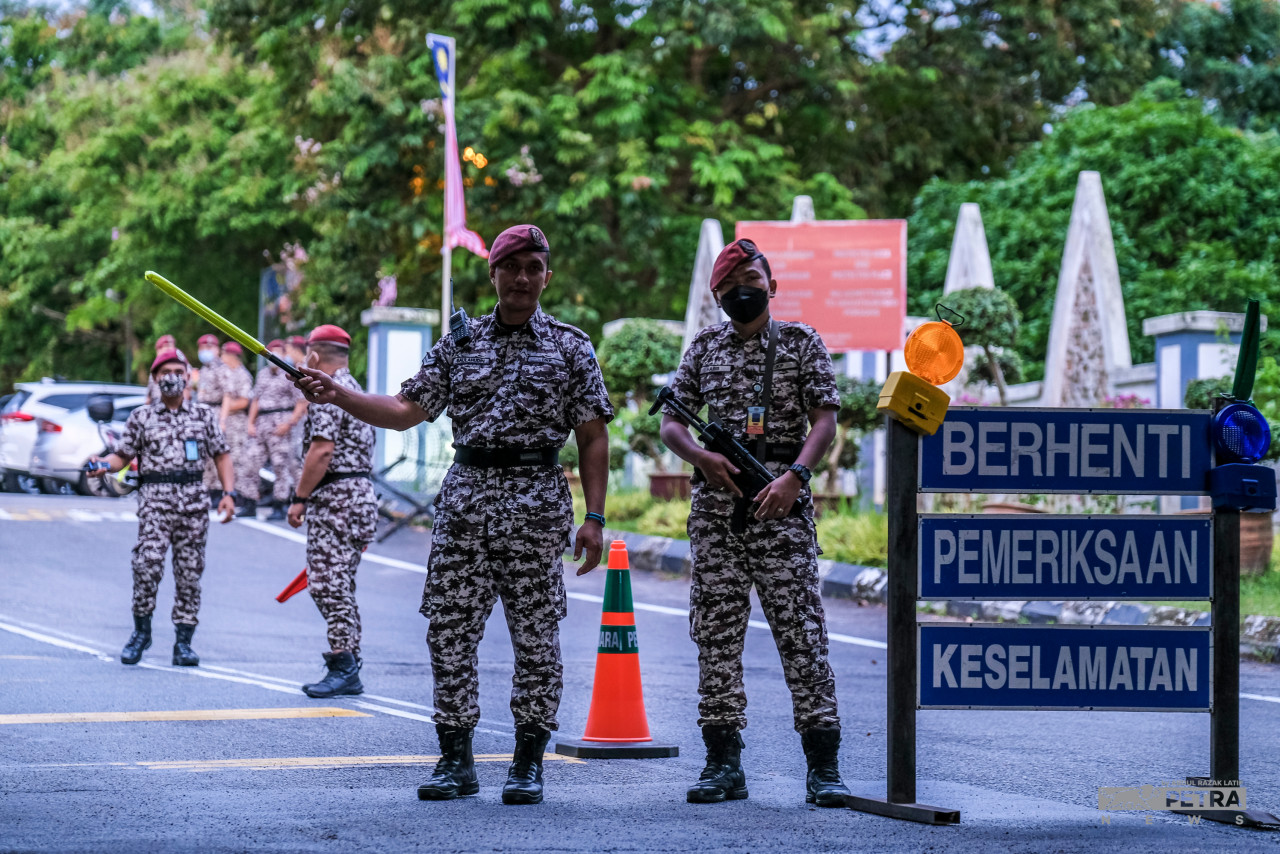 Kawalan ketat diadakan sekitar Penjara Kajang. - Gambar oleh Abdul Razak Latif