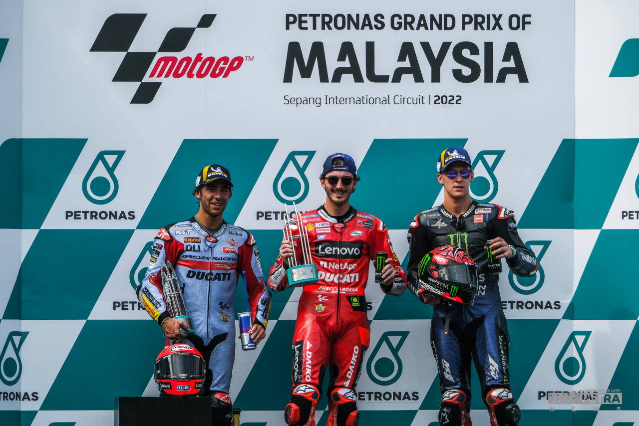 Enea Bastianini (kiri) menduduki tempat kedua diikuti Fabio Quartararo (kanan).