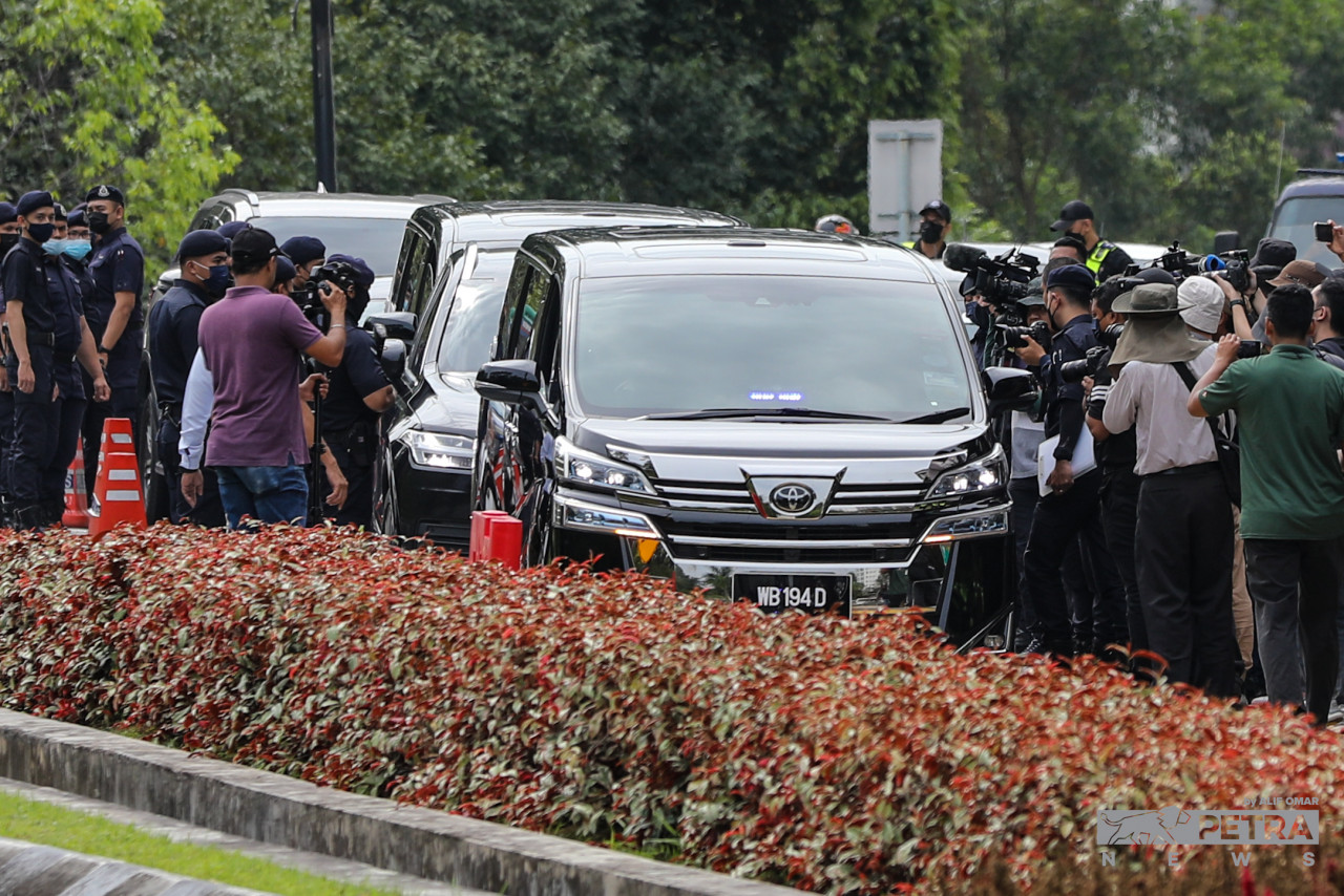 Wakil Gabungan Parti Sarawak (GPS) Datuk Seri Fadillah Yusof dilihat memasuki Istana Negara - Gambar oleh Alif Omar