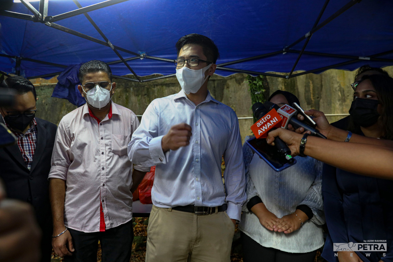 Ketua Pemuda Pakatan Harapan Howard Lee Chuan How bercakap kepada media di luar IPD Brickfields. - Gambar oleh Azim Rahman
