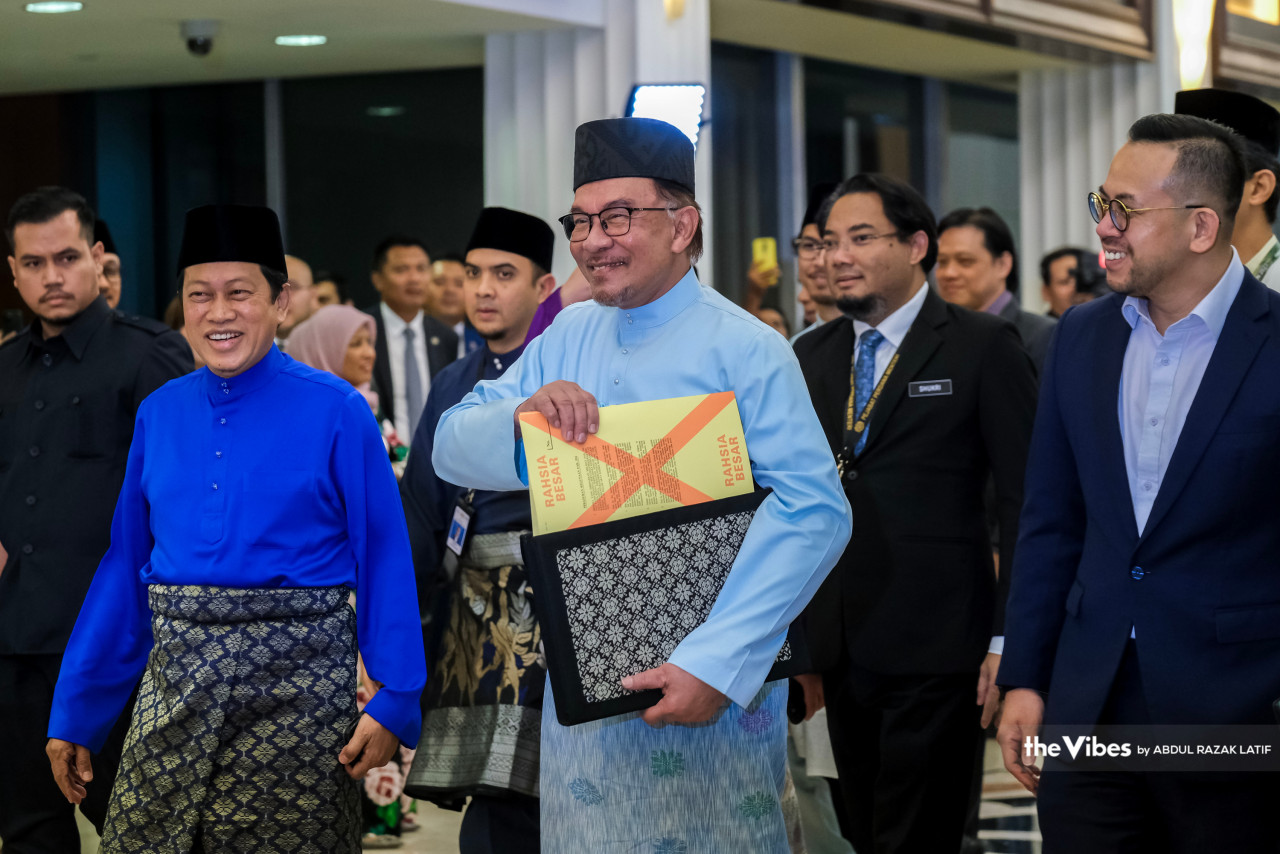 Selain rasuah dan penyelewengan, menangani kos sara hidup juga menjadi satu daripada fokus utama bajet dirombak Anwar. - Gambar oleh Abdul Razak Latif