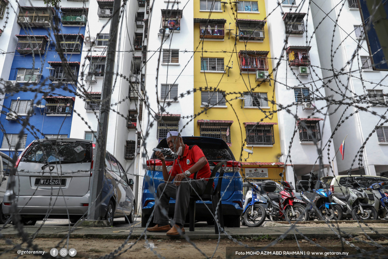 Sepanjang tempoh pasca COVID-19,  ada yang tinggal di bandar berhadapan dengan kemungkinan kehilangan pekerjaan ditambah kos sara hidup yang tinggi. - Gambar oleh Azim Rahman