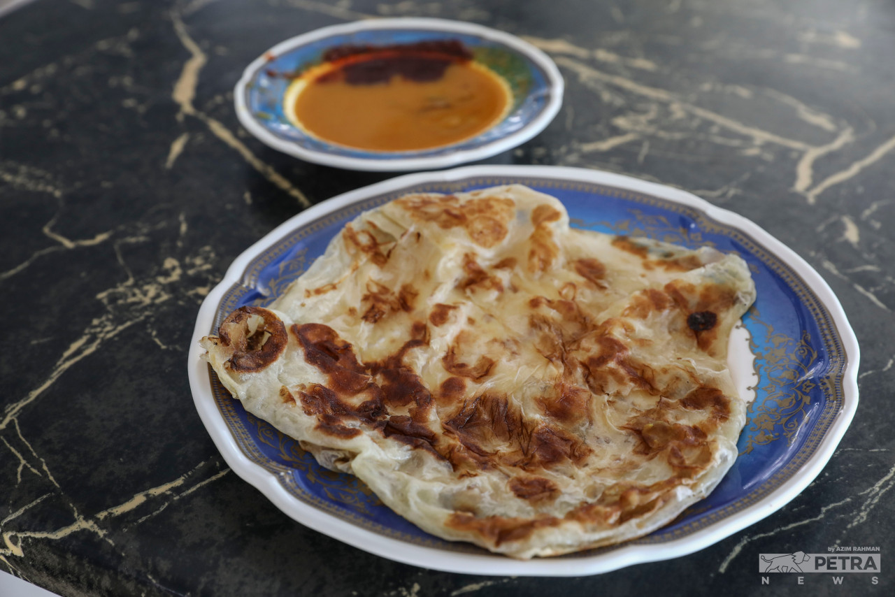 Orang ramai bimbang, pemansuhan subsidi minyak bakal menyebabkan kenaikan harga makanan di restoran. - Gambar oleh Azim Abd Rahman