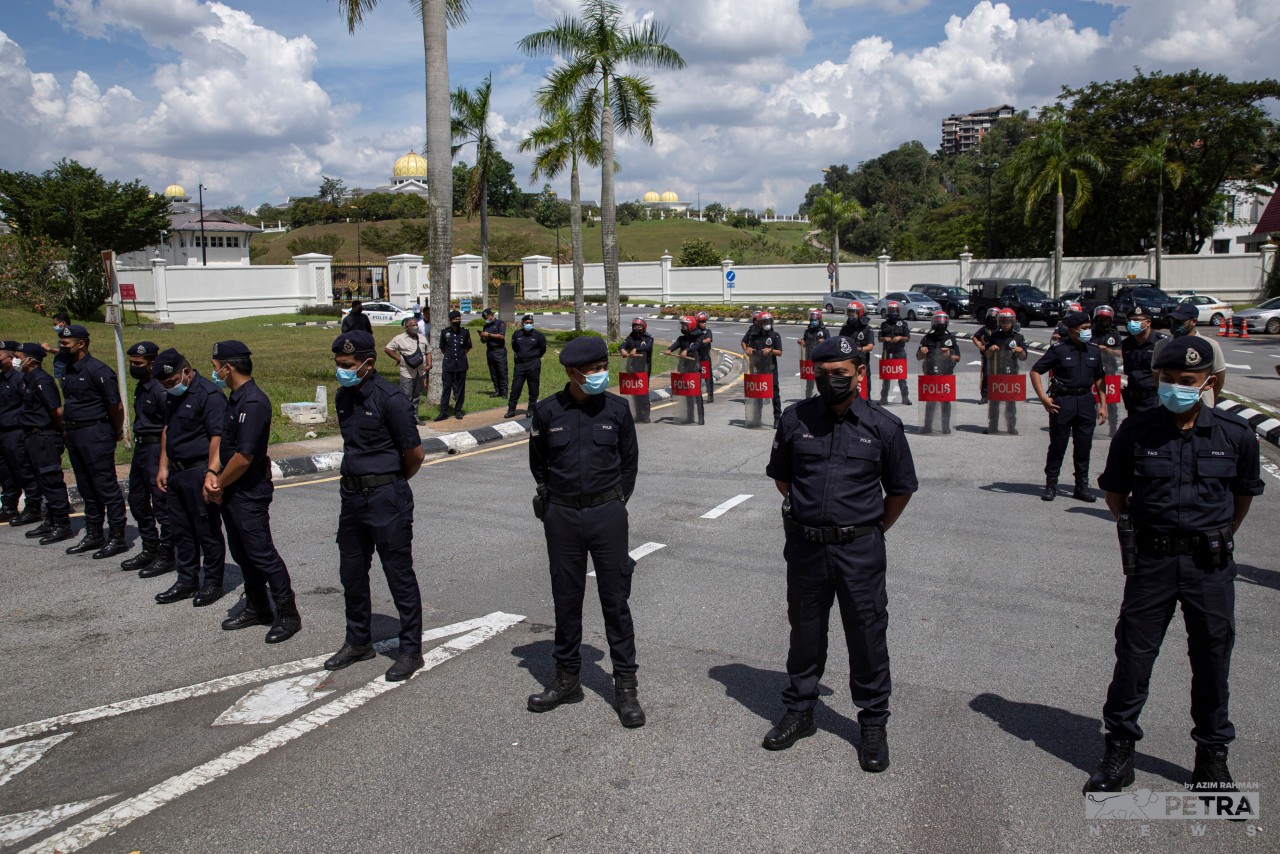 Kawalan ketat menuju pintu masuk Istana Negara. - Gambar oleh Azim Abd Rahman