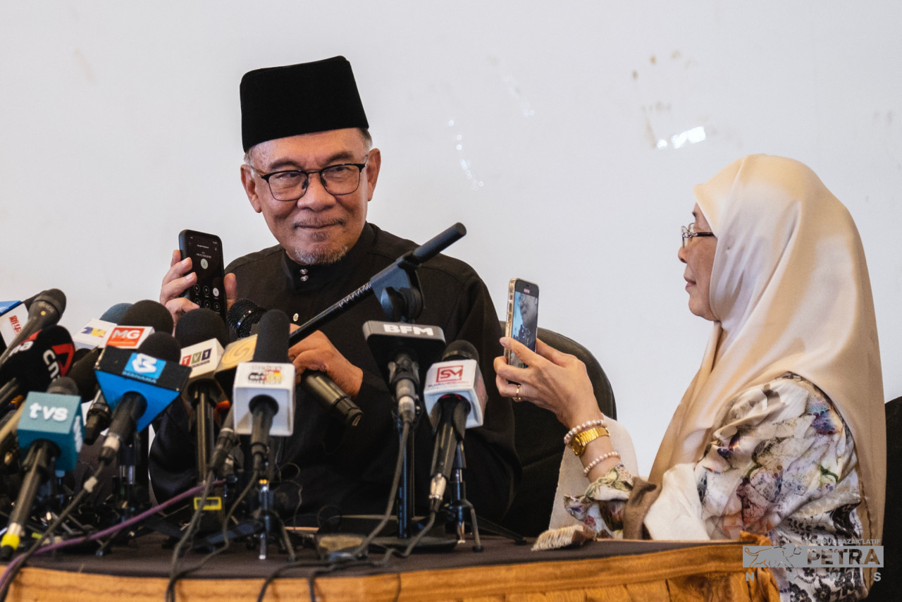 Anwar menerima panggilan tahniah daripada Presiden Turki, Recep Tayyip Erdogan - Gambar oleh Abdul Razak Latif