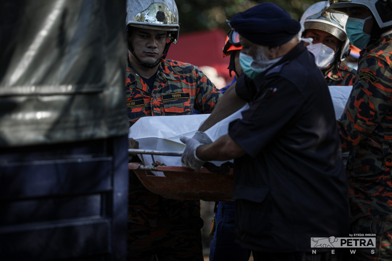 Mangsa terakhir, seorang kanak-kanak lelaki berjaya ditemui petang semalam. - Gambar oleh Syeda Imran