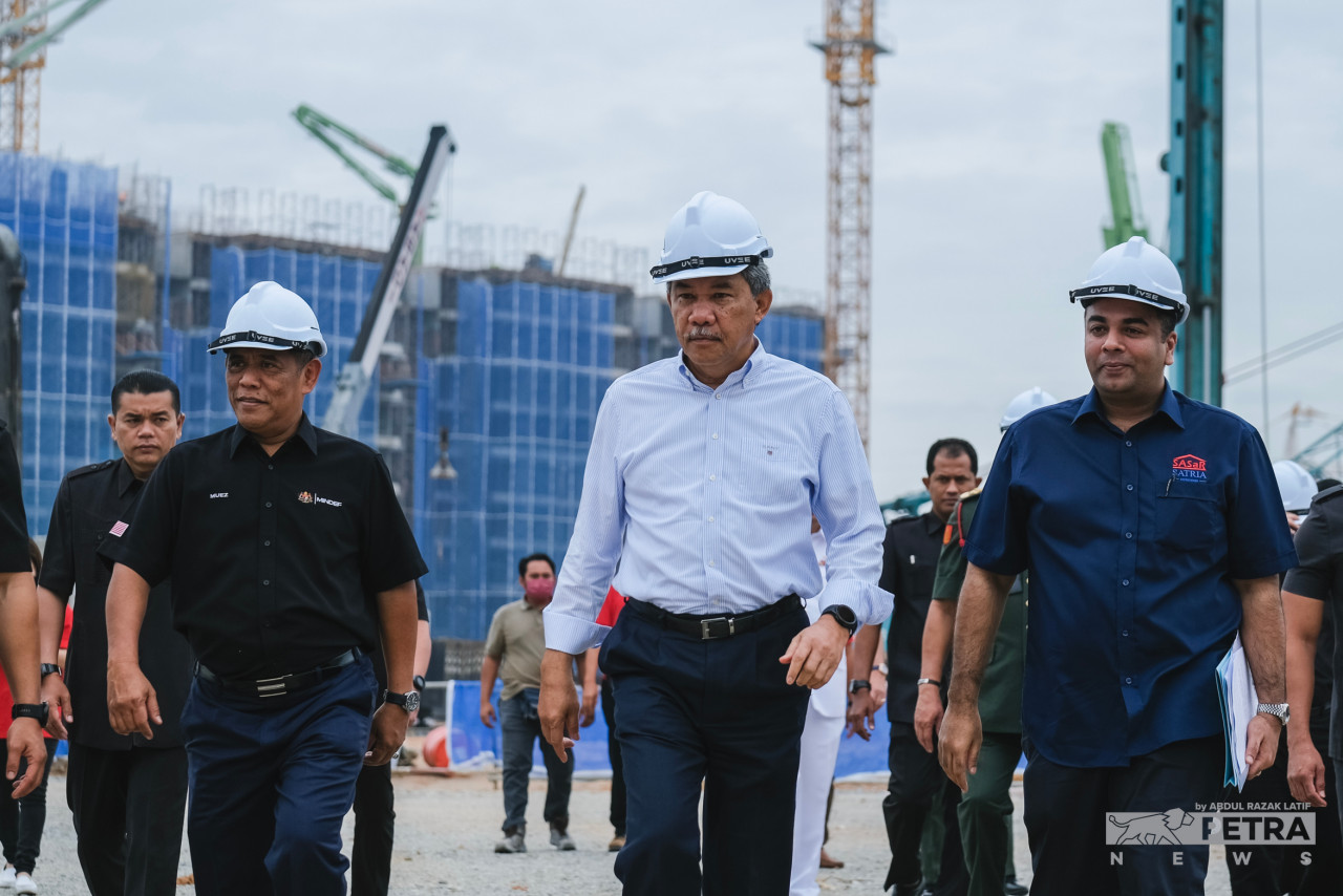 Mohamad melawat tapak projek perumahan Residensi Sateria di Sg Besi hari ini. - Gambar oleh Abdul Razak Latif