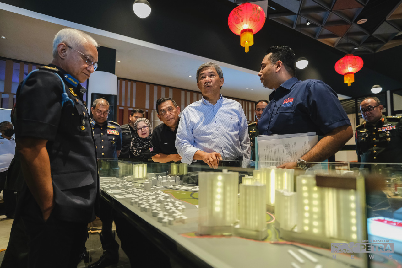 Mohamad mendengar taklimat tentang projek Residensi Sateria di Sg Besi hari ini. - Gambar oleh Abdul Razak Latif