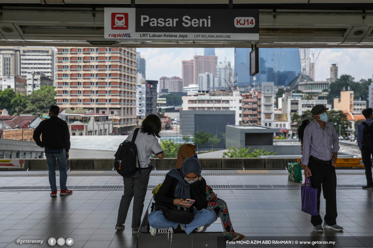 Kemalangan melibatkan dua tren semalam dilihat tidak menghalang orang ramai daripada menggunakan perkhidmatan LRT. - Gambar oleh Azim Rahman 
