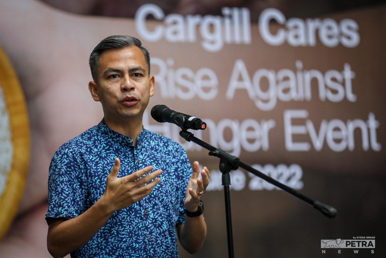 Fahmi berucap di Program Penyerahan Makanan Anjuran Cargill Malaysia hari ini. - Gambar oleh Syeda Imran