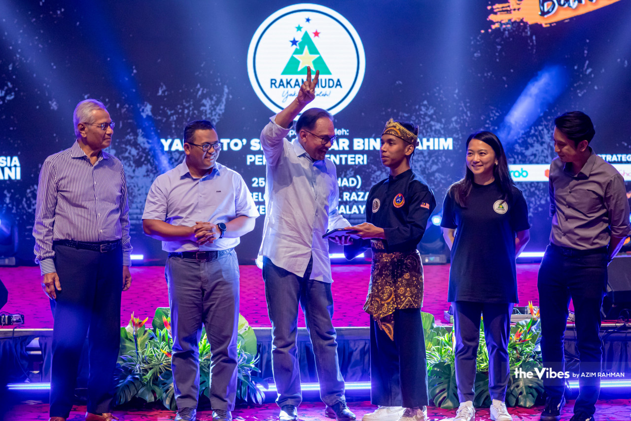 Anwar Ibrahim turut memberi jaminan bahawa Kerajaan MADANI pimpinan beliau akan memberi apa sahaja sokongan yang diperlukan dalam pembangunan anak muda di negara ini - Gambar oleh Azim Rahman