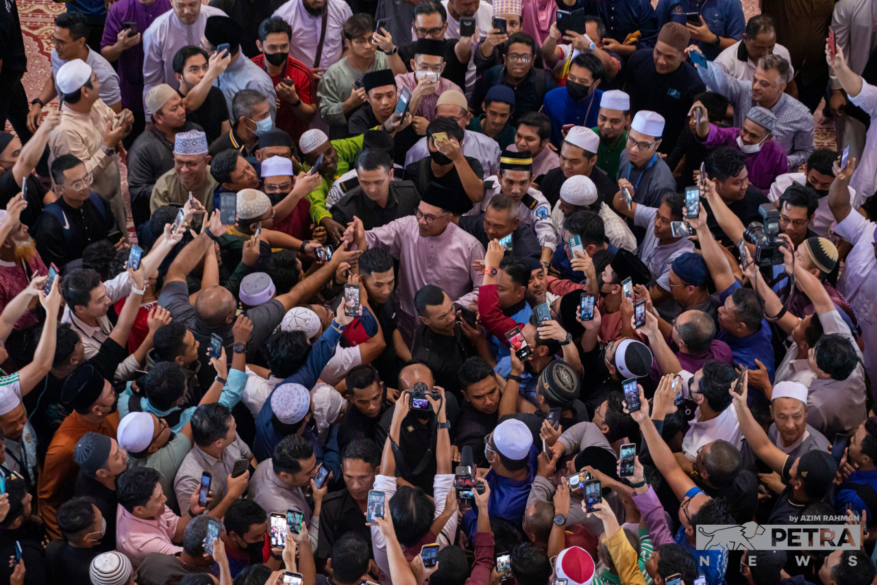 Sebaik selesai menunaikan solat Jumaat, beliau bersalaman dan meluangkan masa beramah mesra dengan kira-kira 3,000 jemaah - Gambar oleh Azim Rahman