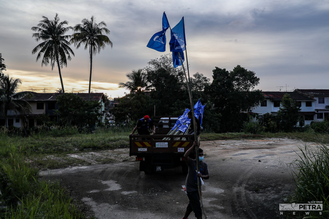 Petugas jentera BN mula memasang bendera di beberapa kawasan strategik sempena PRN Johor.