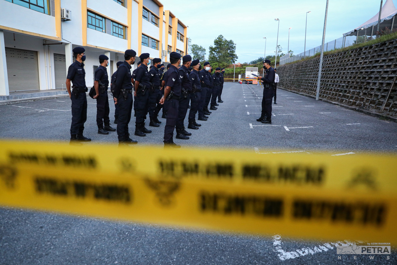 Anggota polis menjalankan kawalan di Pusat Penamaan Calon Dun Layang-Layang. - Gambar Azim Abd Rahman