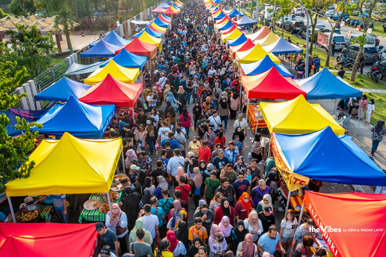 Orang ramai bersesak di bazaar ramadan Tasik Permaisuri Cheras. - Gambar oleh Abdul Razak Latif