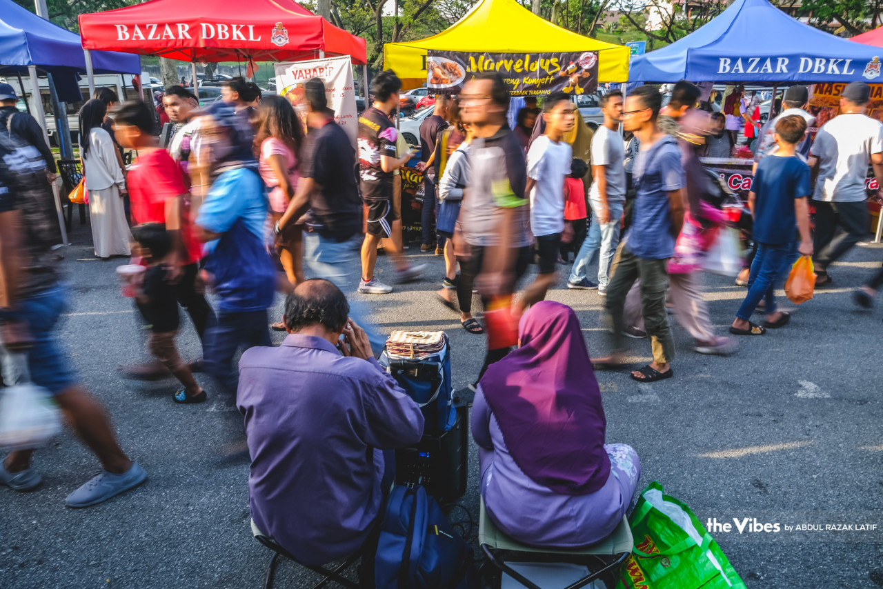Orang ramai mengunjungi bazaar ramadan Tasik Permaisuri Cheras. - Gambar oleh Abdul Razak Latif