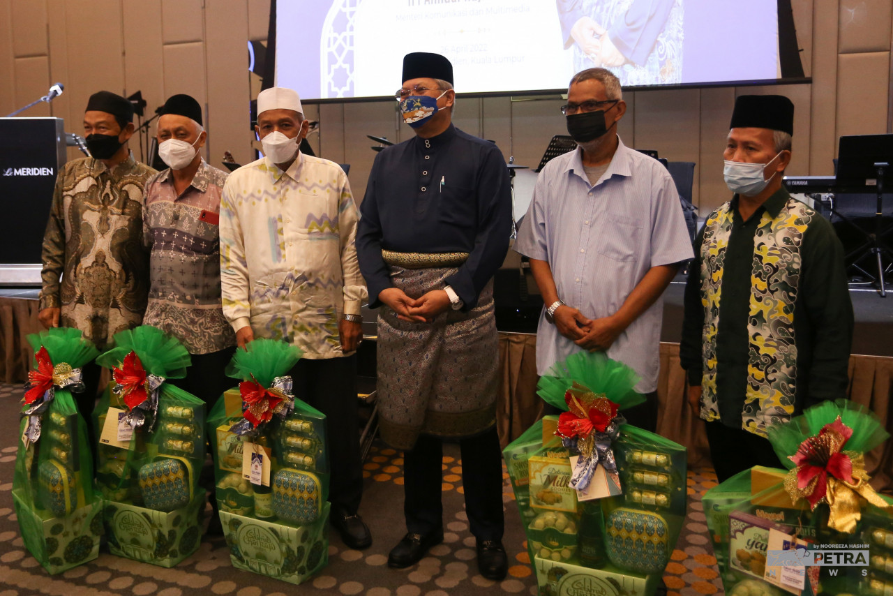 Annuar (tengah) bergambar bersama veteran Bernama pada Majlis Apresiasi Pengamal Media bersama Menteri Komunikasi dan Multimedia di Hotel Le Meridien, malam ini. - Gambar oleh Nooreeza Hashim