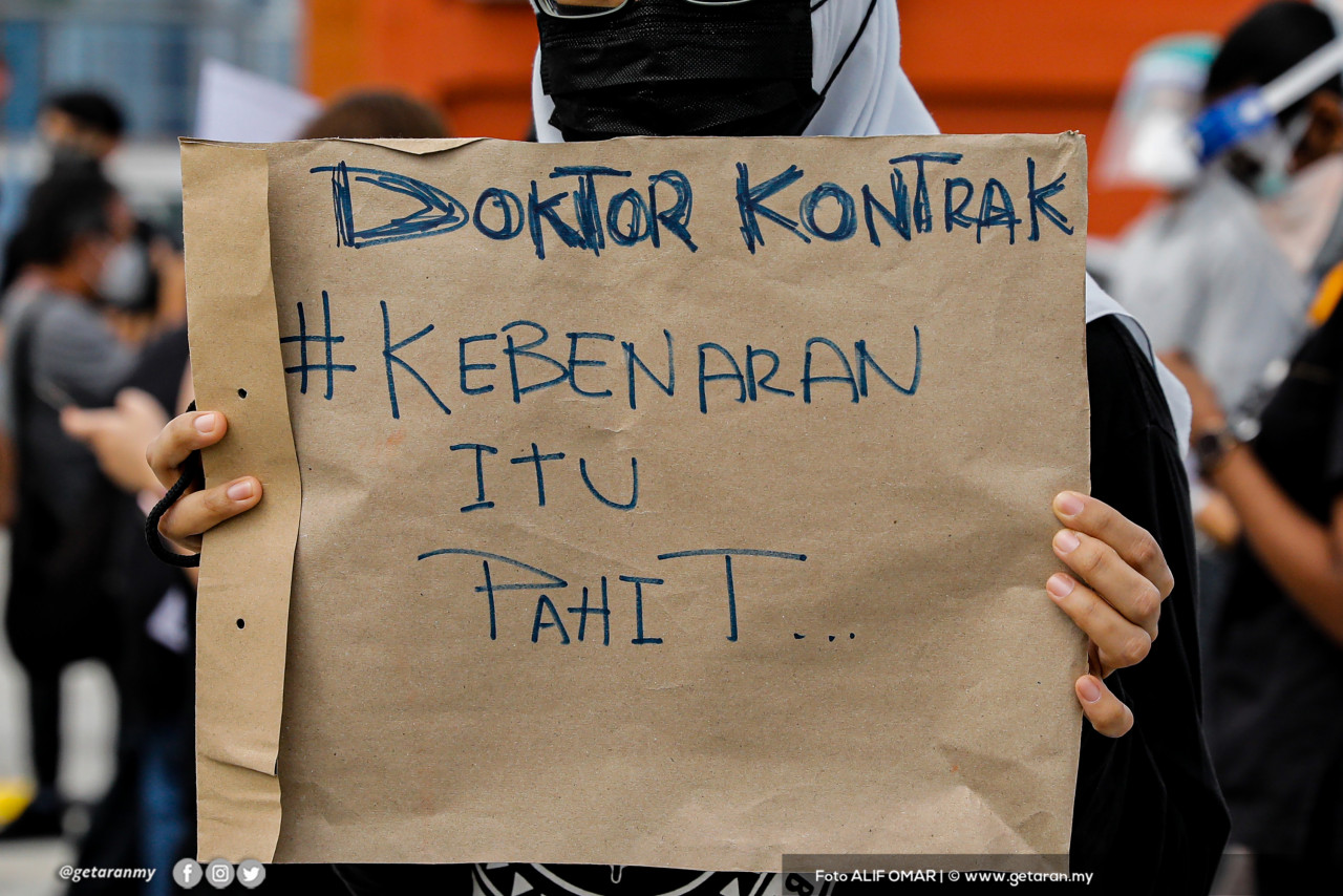 Sepanduk luahan hati seorang doktor kontrak yang menyertai gerakan Hartal Doktor Kontrak di Hospital Kuala Lumpur, hari ini.