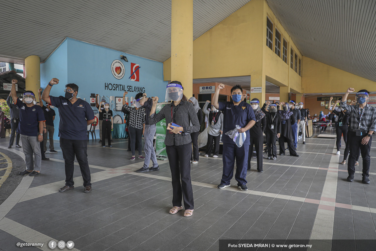 Antara doktor-doktor yang terlibat dalam Hartal Doktor Kontrak di Hospital Selayang, hari ini.