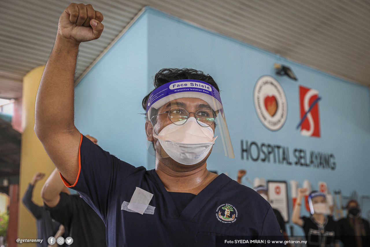 Salah seorang doktor yang menyertai tunjuk perasaan secara aman di Hospital Selayang, hari ini.