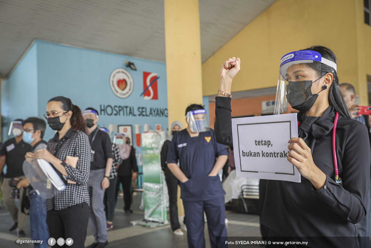 Ada juga doktor tetap yang menyertai kempen Hartal Doktor Kontrak di Hospital Selayang, hari ini.