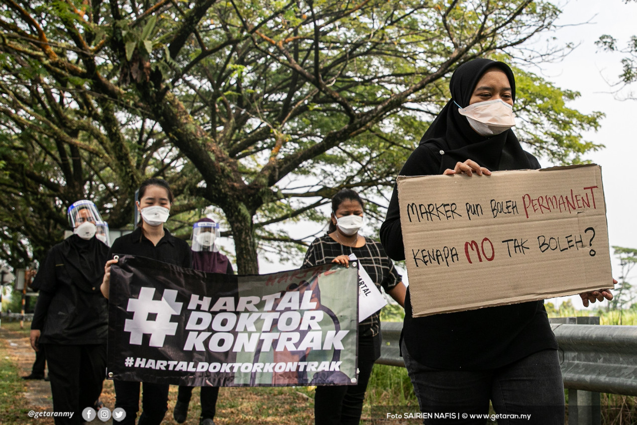 Doktor-doktor ini menyertai tunjuk perasaan dalam kempen Hartal Doktor Kontrak yang diadakan di Hospital Sungai Buloh, hari ini.