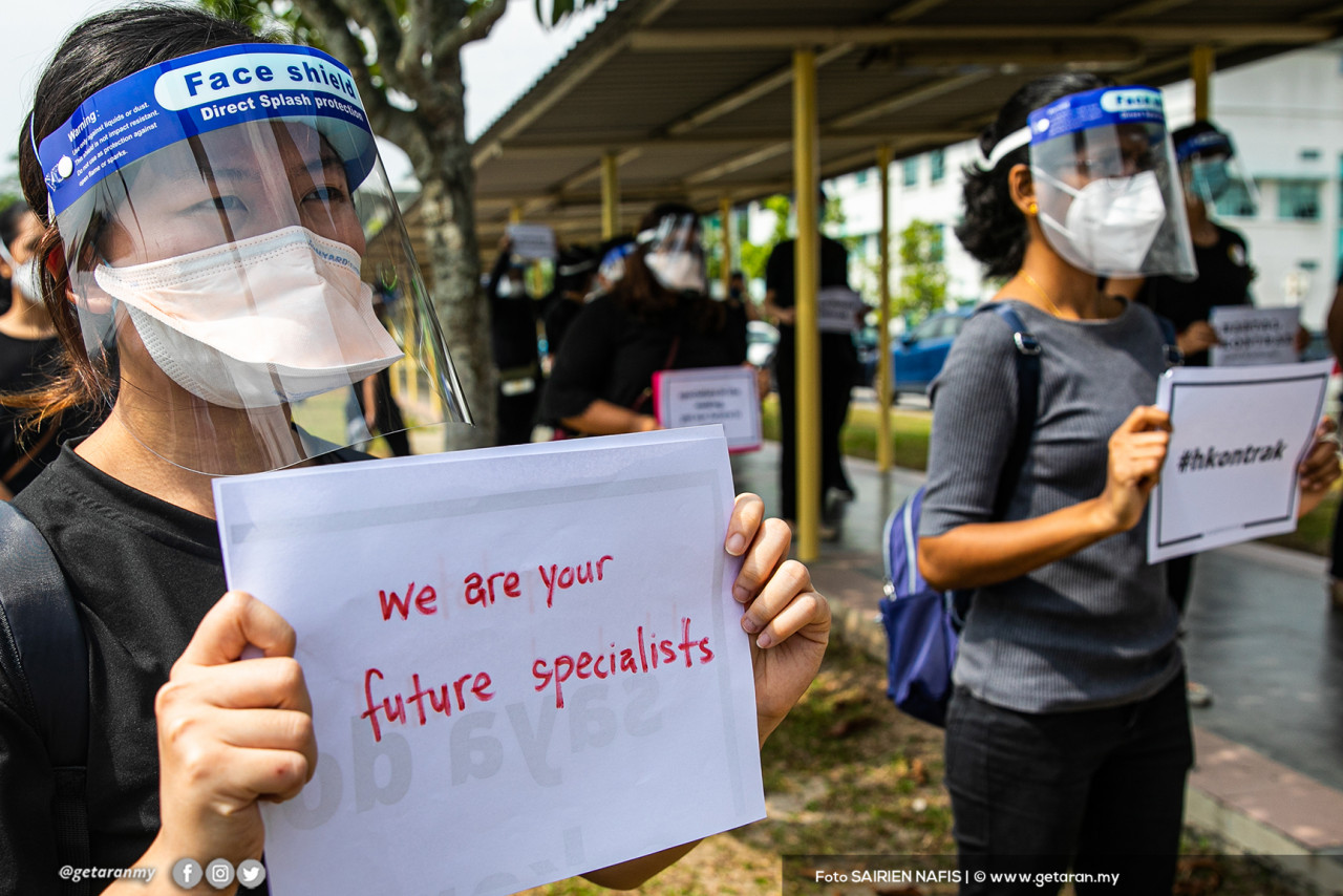 Doktor-doktor kontrak ini berpakaian hitam ketika menyertai kempen Hartal Doktor Kontrak di Hospital Sungai Buloh, hari ini.