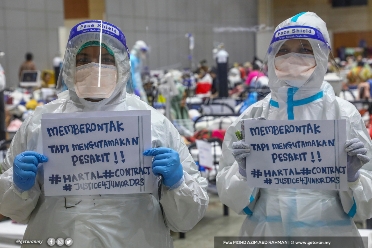 Dua orang doktor melakukan demostrasi Hartal Doktor Kontrak aman menuntut penjawatan tetap, di PKRC Maeps pada 26 Julai. - Gambar oleh Azim Rahman