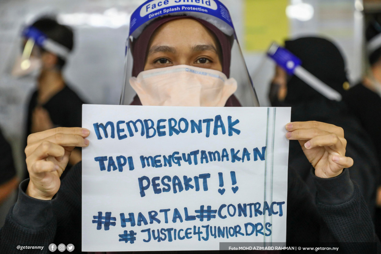 Salah seorang doktor yang menyertai Hartal Doktor Kontrak hari ini.