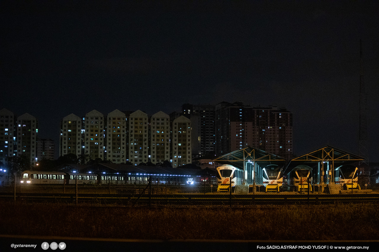 Tren 240 selamat tiba ke Kompleks Rapid Rail Subang. - Gambar oleh Sadiq Asyraf