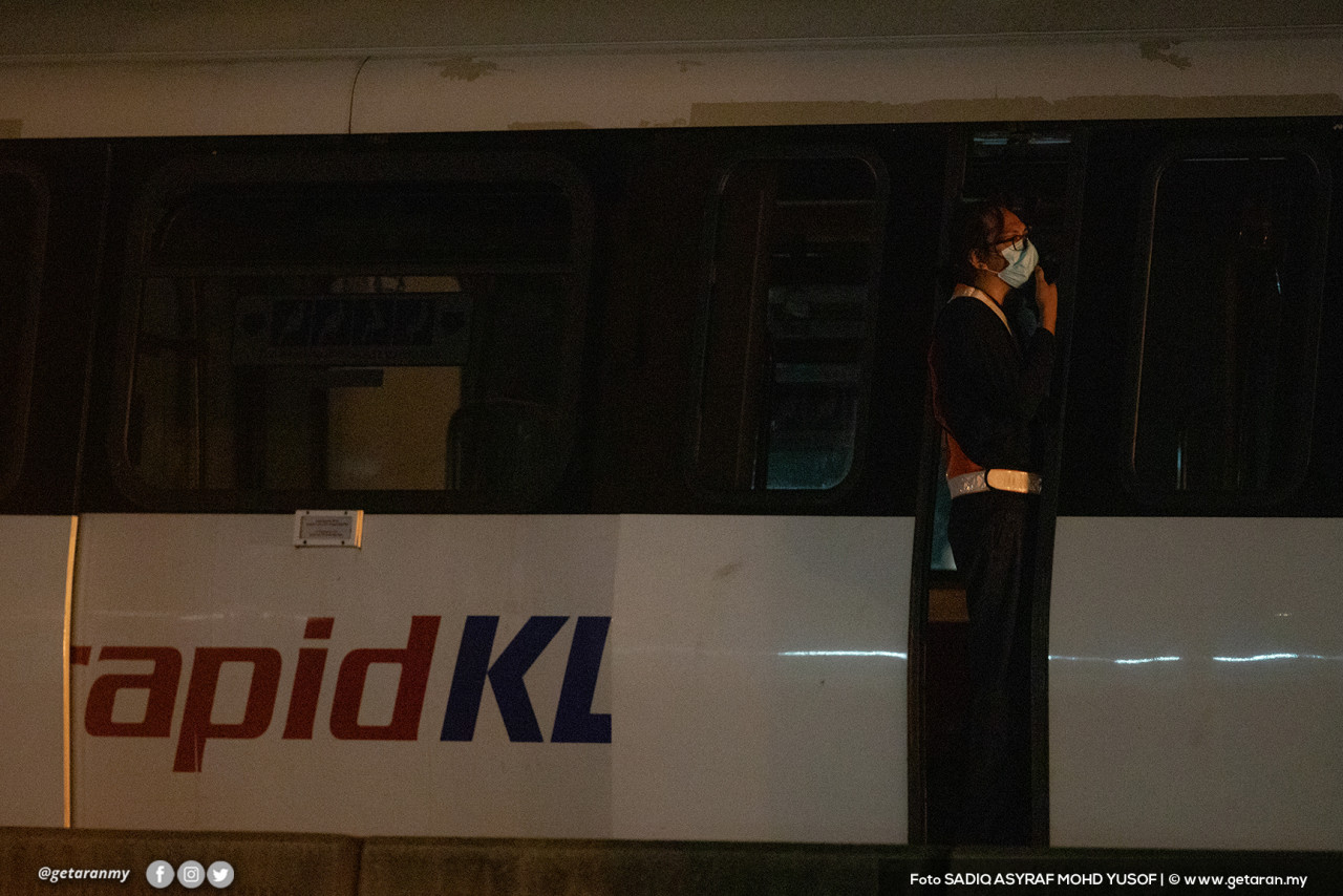 Seorang pekerja berada didalam tren 240. - Gambar oleh Sadiq Asyraf