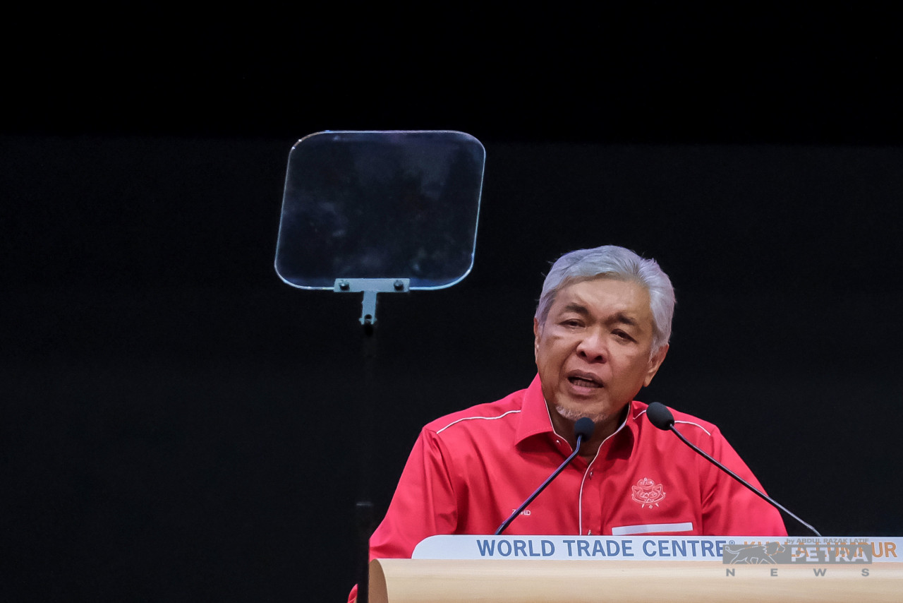 Ahmad Zahid Hamidi ketika berucap pada Taklimat Khas Presiden UMNO berkata, Perdana Menteri perlu membubarkan segera Parlimen kerana semua pihak termasuk MKT telah sebulat suara bersetuju untuk pembubaran itu