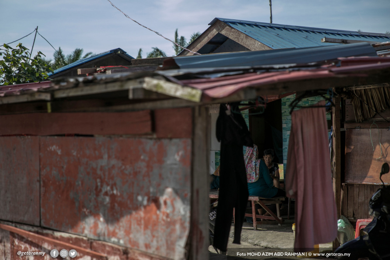 Rumah pondok yang dibina oleh Tinya sendiri. - Gambar oleh Azim Rahman