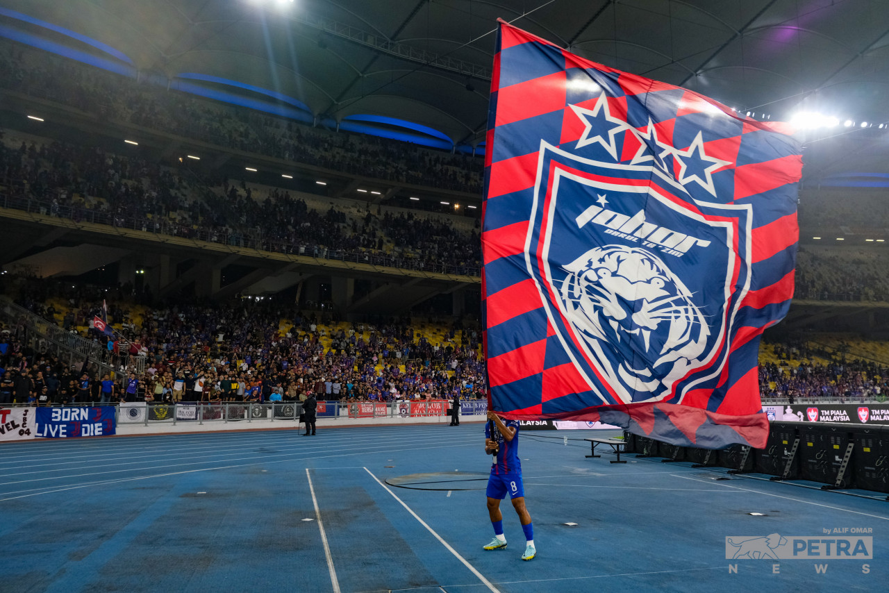 Kejayaan malam ini menyaksikan JDT berjaya mengulangi pencapaian memenangi Piala Malaysia pada 2017 dan 2019 - Gambar oleh Alif Omar