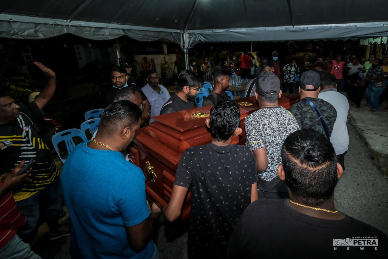 Jasad Nagaenthran Dharmalingam tiba dari Singapura di Tanjung Rambutan, malam tadi. - Gambar oleh Abdul Razak Abdul Latif