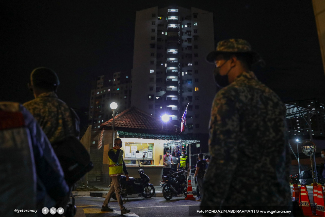 Anggota tentera mengawal pintu masuk Pangsapuri Sri Penara.