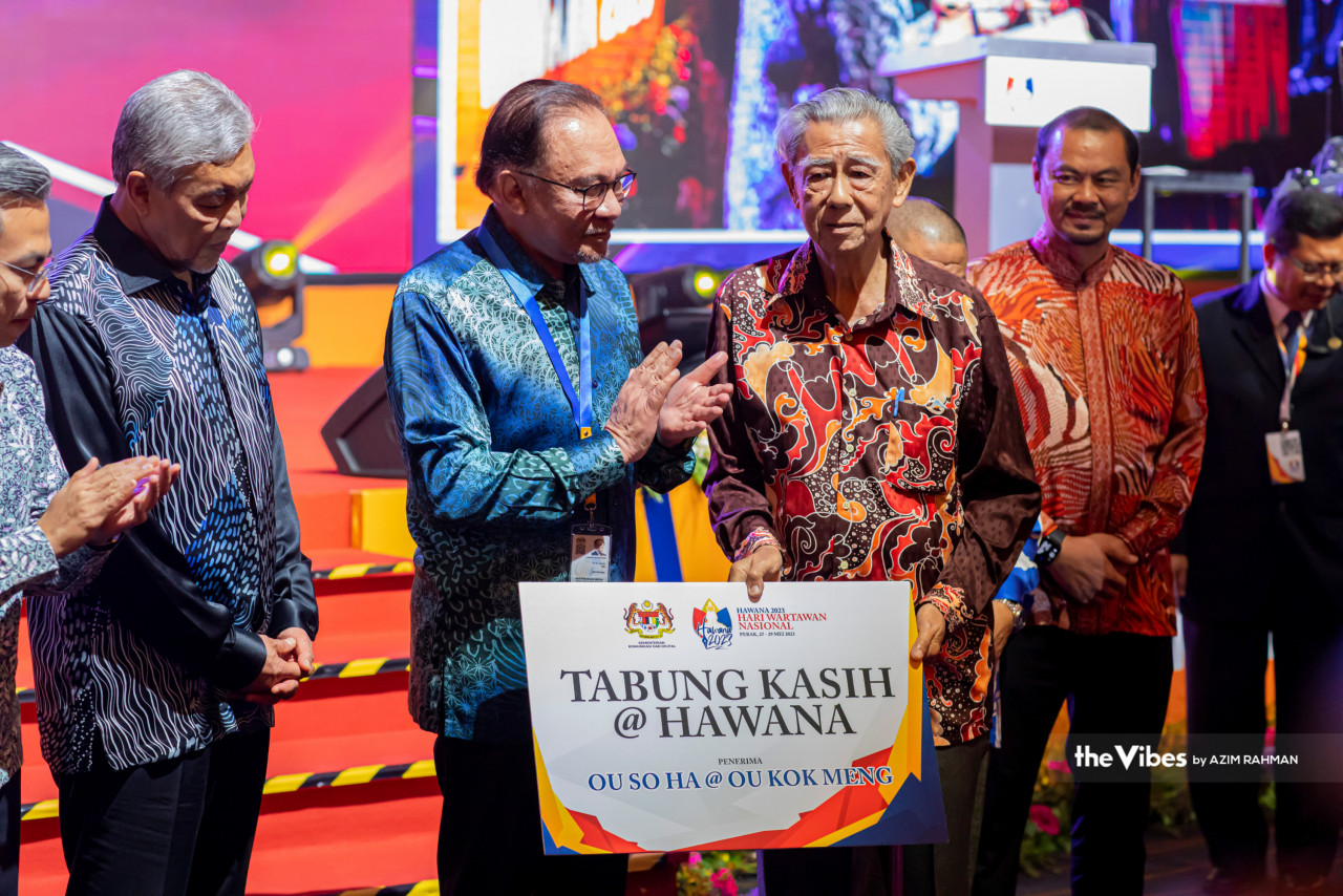 Ahmad Zahid (kiri) turut hadir bersama Anwar pada majlis perasmian HAWANA 2023. - Gambar oleh Azim Rahman