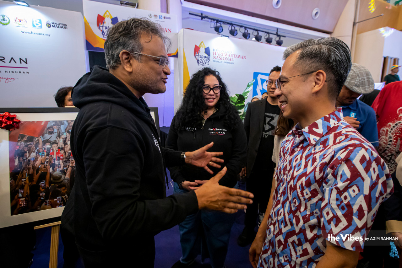 Kehadiran Fahmi dan Nie Ching ke gerai pameran The Vibes dan Getaran disambut Terence Fernandez (kiri) dan Shazmin Shamsuddin - Gambar oleh Azim Rahman