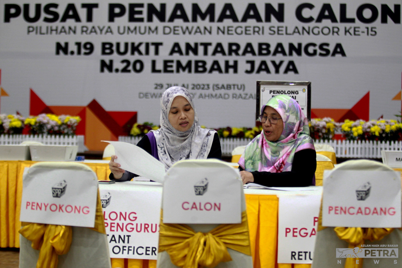 Selesai sahaja proses penamaan calin, maka kempen pilihan raya pun bermula secara rasmi - gambar fail
