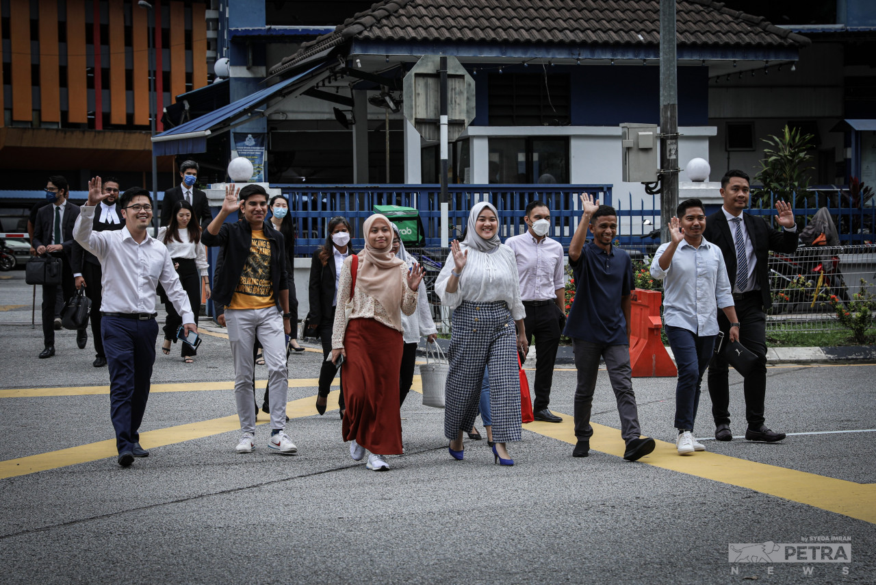 Kesemua ahli MUDA keluar daripada IPD Dang Wangi selepas selesai memberi keterangan. - Gambar oleh Syeda Imran