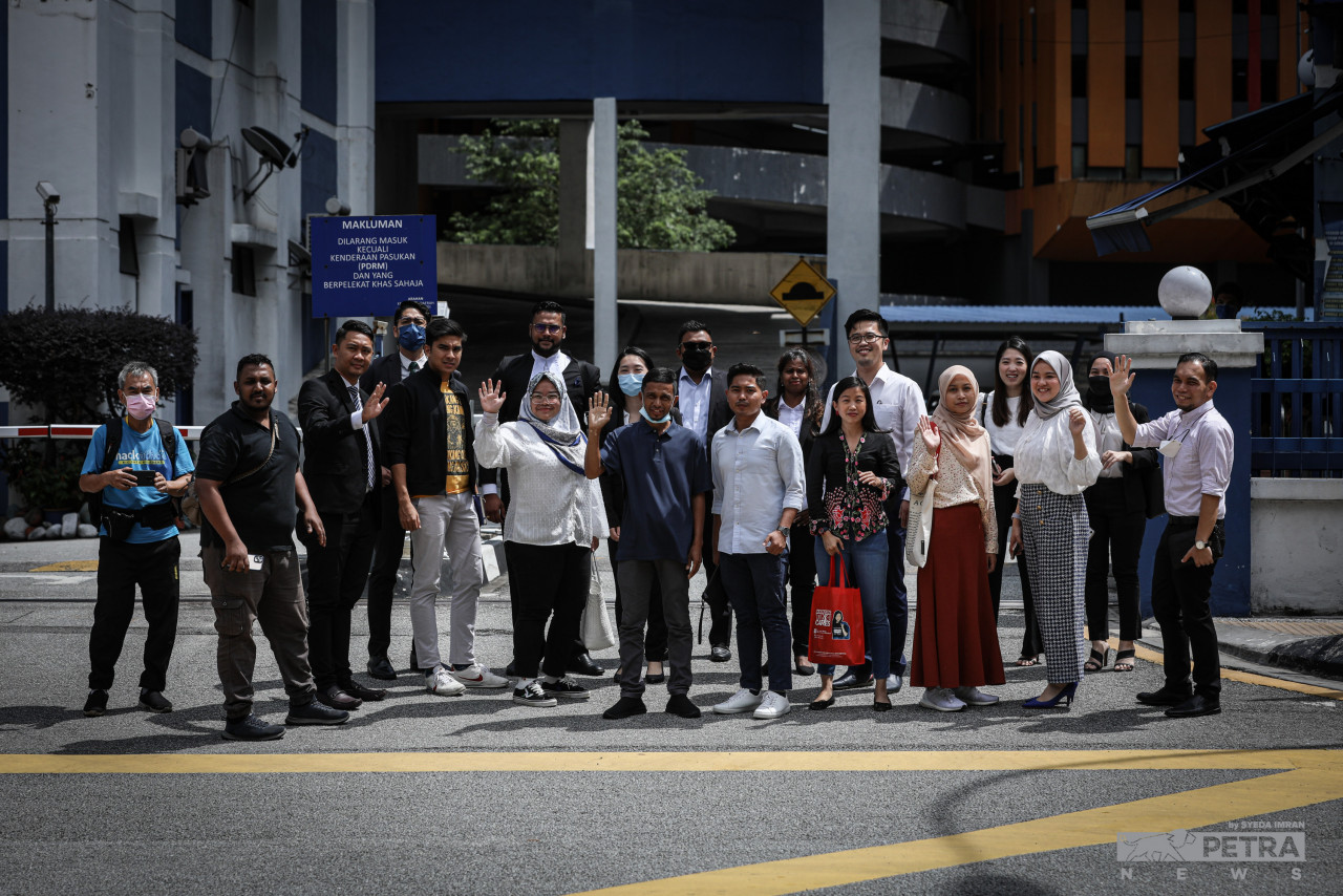 Kesemua yang dipanggil beri keterangan bersama peguam bergambar di luar IPD Dang Wangi. - Gambar oleh Syeda Imran